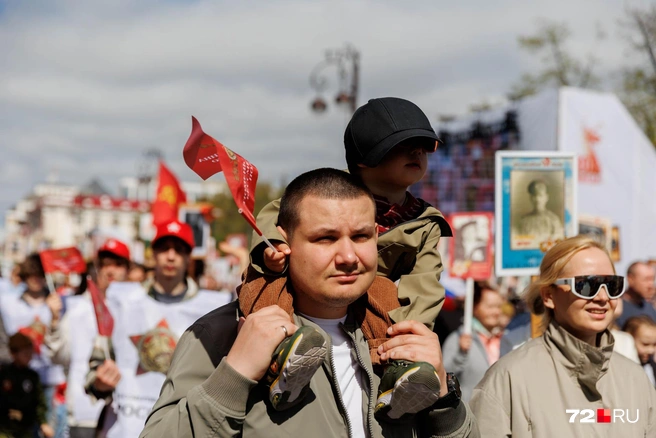 Детям тяжело было бы пройти весь большой и длинный путь. На плечах у папы&nbsp;— отличное место | Источник: Ирина Шарова / 72.RU 