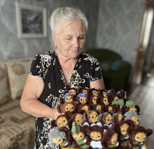 Мама Татьяны Алла Иосифовна делает таких милых чебурашек | Источник: Мастерская «Плюшки в ладошки»