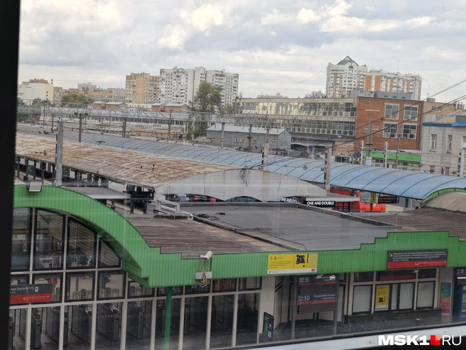Так выглядит крыша павильонов выхода к пригородным поездам до реконструкции Ярославского вокзала | Источник: Дмитрий Бондарев / MSK1.RU