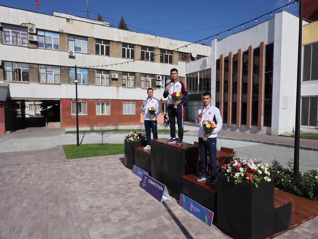 Использовать этот «постамент» во славу спорта можно и иначе | Источник: Семен Казьмин, AI