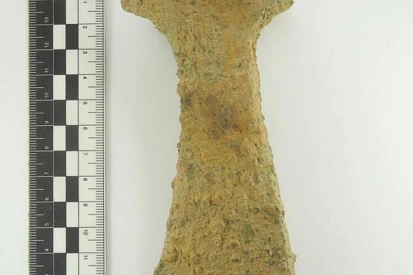 Под Ростовом Великим нашли 1000-летний топор. Посмотрите на него | Источник: Музей-заповедник «Ростовский Кремль»