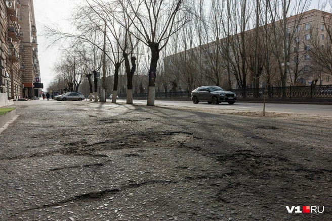 Ремонт нужен не только дорогам, но и тротуарам | Источник: Алексей Волхонский / V1.RU