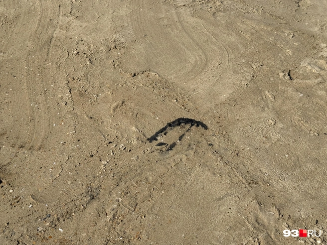 На пляжах помимо мазута осталось много мешков с ним | Источник: Валерия Дульская / 93.RU