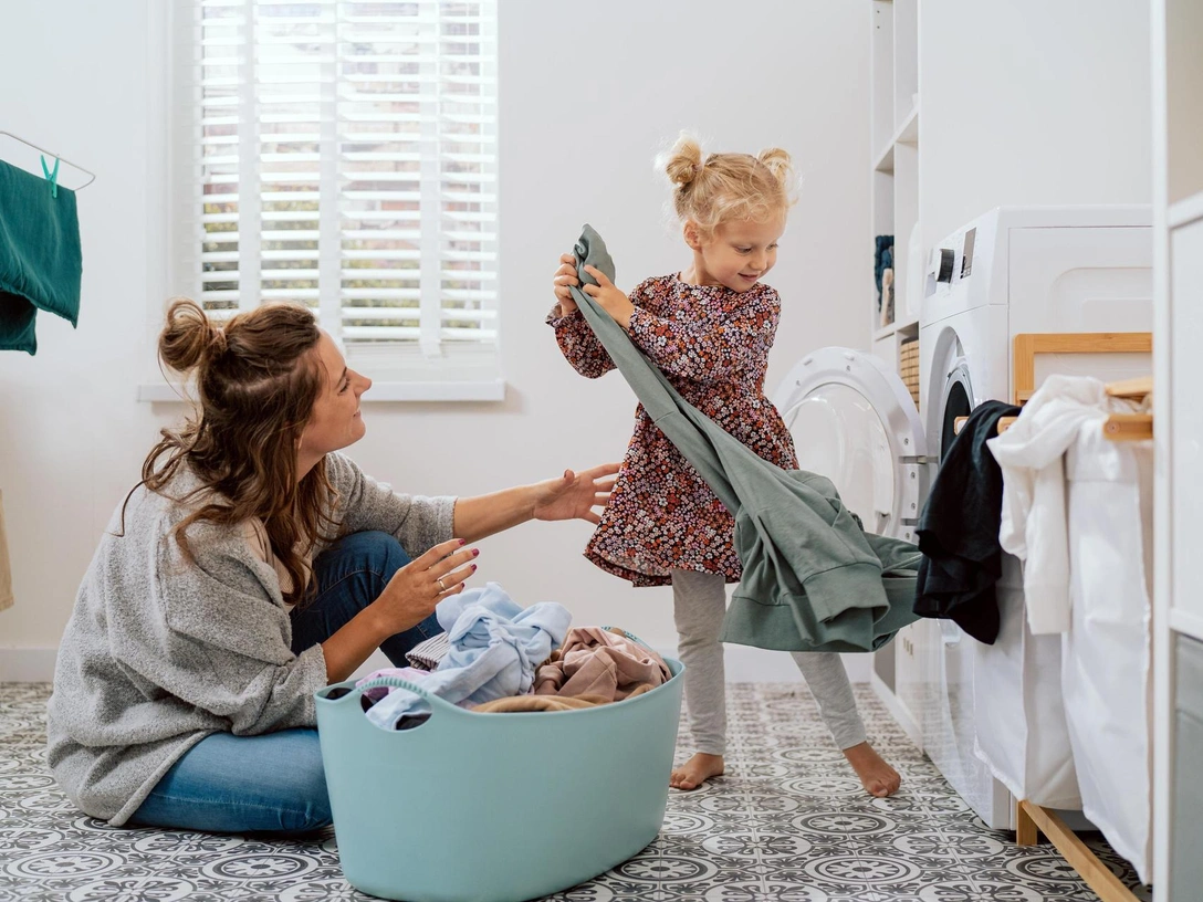 Как и чем отстирать пятна на детской одежде: 9 самых безопасных методов | marieclaire.ru