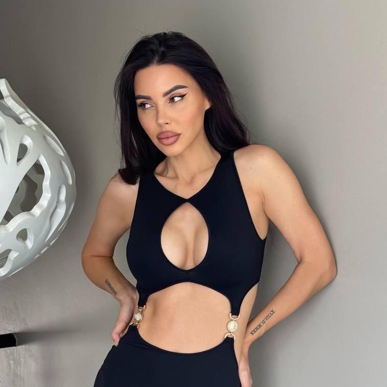 Платьем это не назовешь: Оксана Самойлова в развратном наряде зажгла на своем дне рождения, танцуя на столе