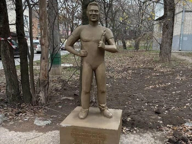 Фотография памятника Павлу Деревянко, установленного в Таганроге. | Источник: Тютина / Telegram.org
