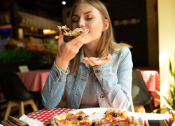 Как разогревать пиццу, чтобы она была как свежая (вы все делали неправильно)