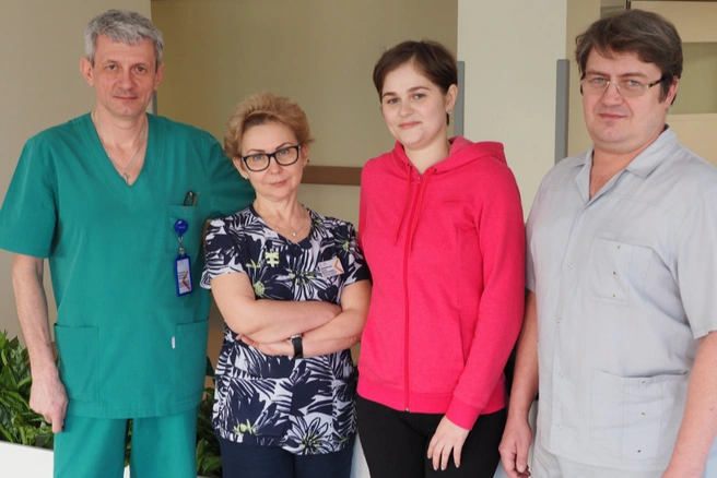 Ольга (в розовом) и ее врачи — Артём Поздняков, Елена Дударовская и Дмитрий Тараденко | Источник: medgorod.ru