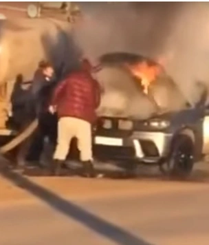 Горевший BMW в Самаре потушили содержимым ассенизаторской машины: видео