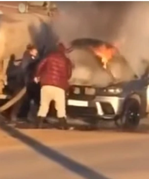 Горевший BMW в Самаре потушили содержимым ассенизаторской машины: видео