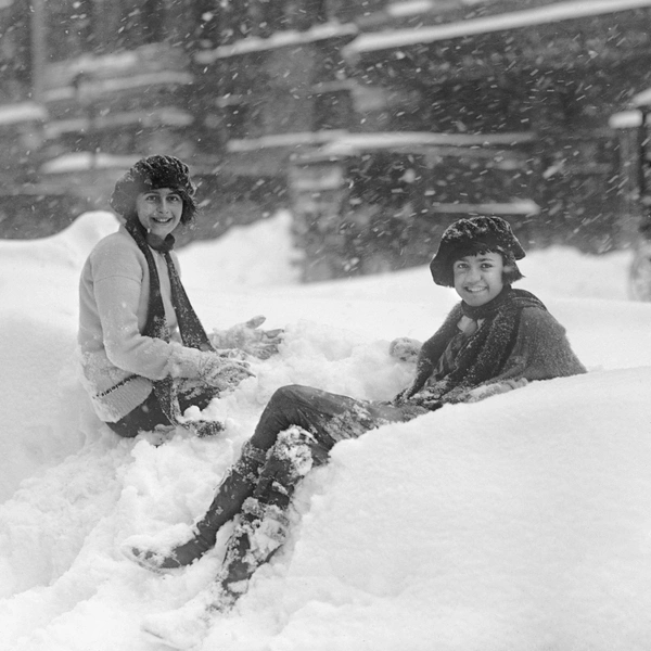 Две городские девушки переживают суровую зиму. Вашингтон, округ Колумбия, США | Источник: ZUMA Press, Inc./via Legion Media