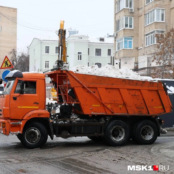 Снег вывозят на КАМАЗах | Источник: Артем Устюжанин / MSK1.RU