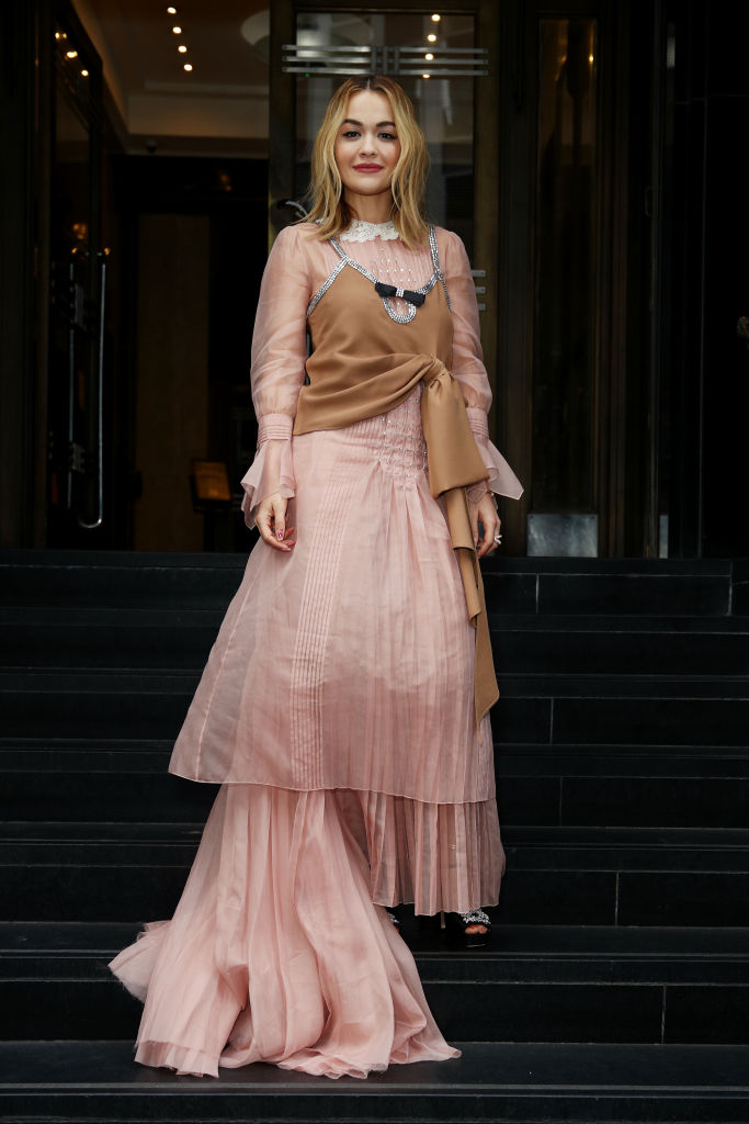 Принцесса и бунтарка: Рита Ора в объемном розовом платье
