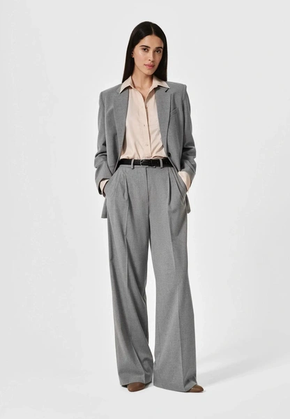 Брючный костюм снова в моде — и теперь он про ауру и власть, а не офис