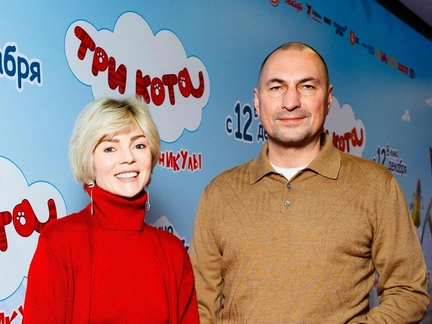 Елена Николаева в приталенном платье, Игорь Вдовин с сыном в одинаковых «луках» на премьере мультика