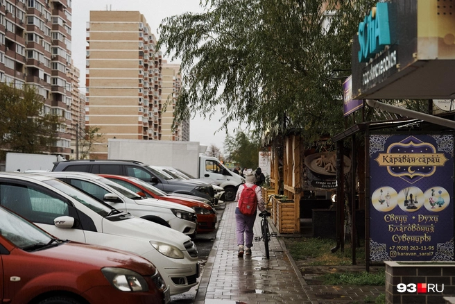 Краснодарские водители часто паркуются, перекрыв тротуар | Источник: Дарья Паращенко / 93.RU
