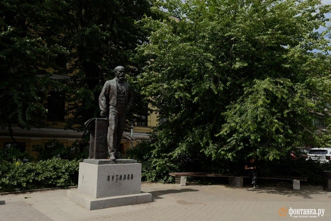 Желтое здание за спиной памятника Николаю Путилову у проходной Кировского завода&nbsp;— бывшая школа для рабочих, устроенная им в 1876 году. Эту школу опекала его супруга Екатерина Ивановна. Потом здесь разместилась школа Русского Императорского технического общества. | Источник: Валентин Егоршин / FONTANKA.RU