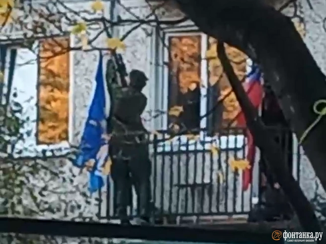 Мужчина с винтовкой целился в соседа в Калининском районе. Видео | Источник: читатель «Фонтанки»