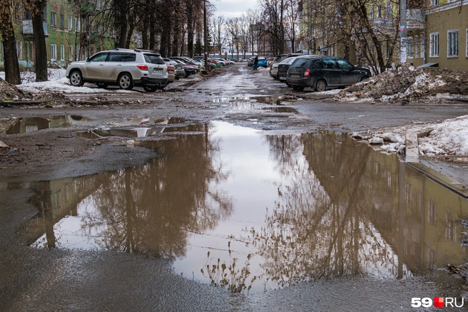 Но, оказывается, тот тротуар был еще ничего. Во дворах между домами всё гораздо хуже | Источник: Тимофей Калмаков