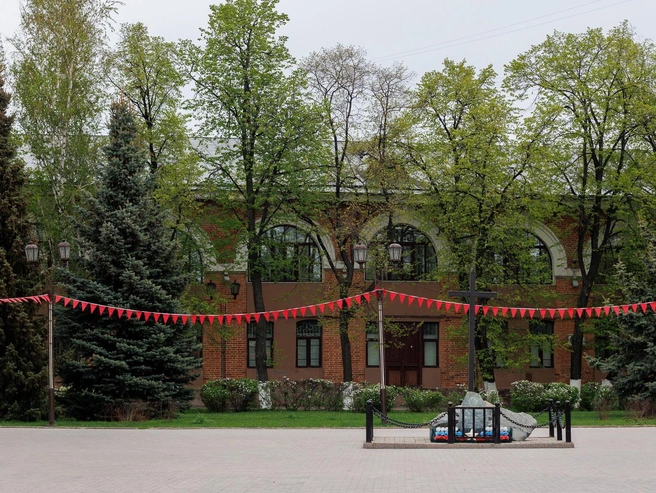 Хотя фасад выглядит внушительно, внутренние конструкции здания давно вызывают беспокойство из-за их состояния. | Источник: Ирина Шарова / 72.RU