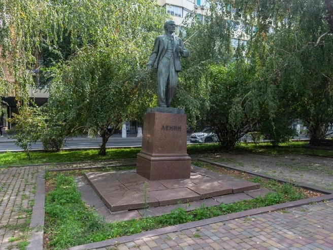 С 2023 года скульптура накренилась еще сильнее | Источник: Константин Завриков / V1.RU