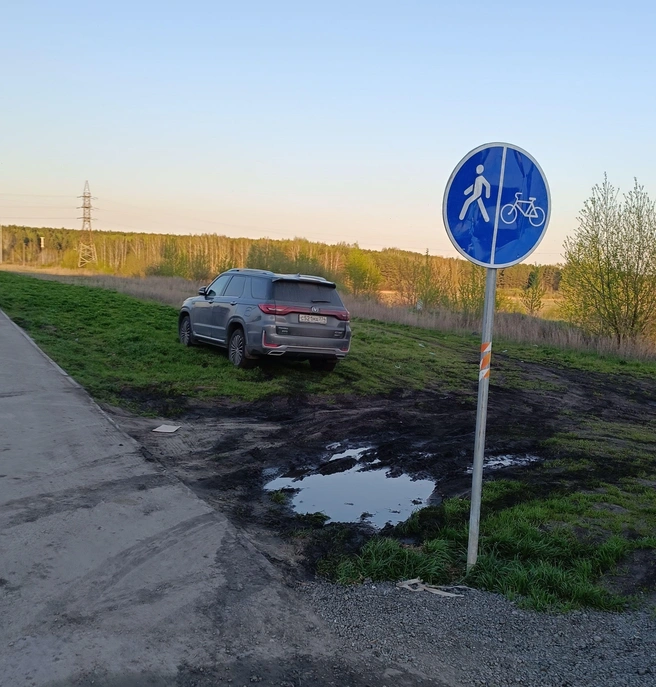 Велопешеходная дорожка вдоль Университетской Набережной. Такое позорище, конечно, нормальные градоначальники бы не допустили. Всего-то надо несколько столбиков поставить | Источник: читатель 74.RU