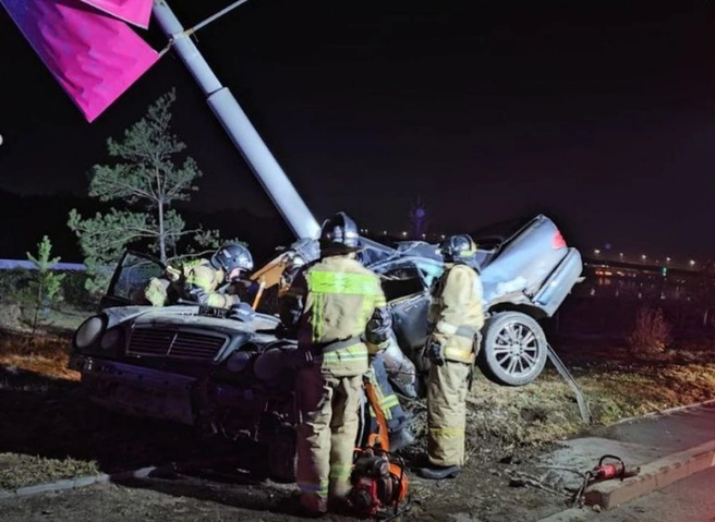 В Омске Mercedes врезался в опору линии электропередачи, водитель погиб | ya62.ru