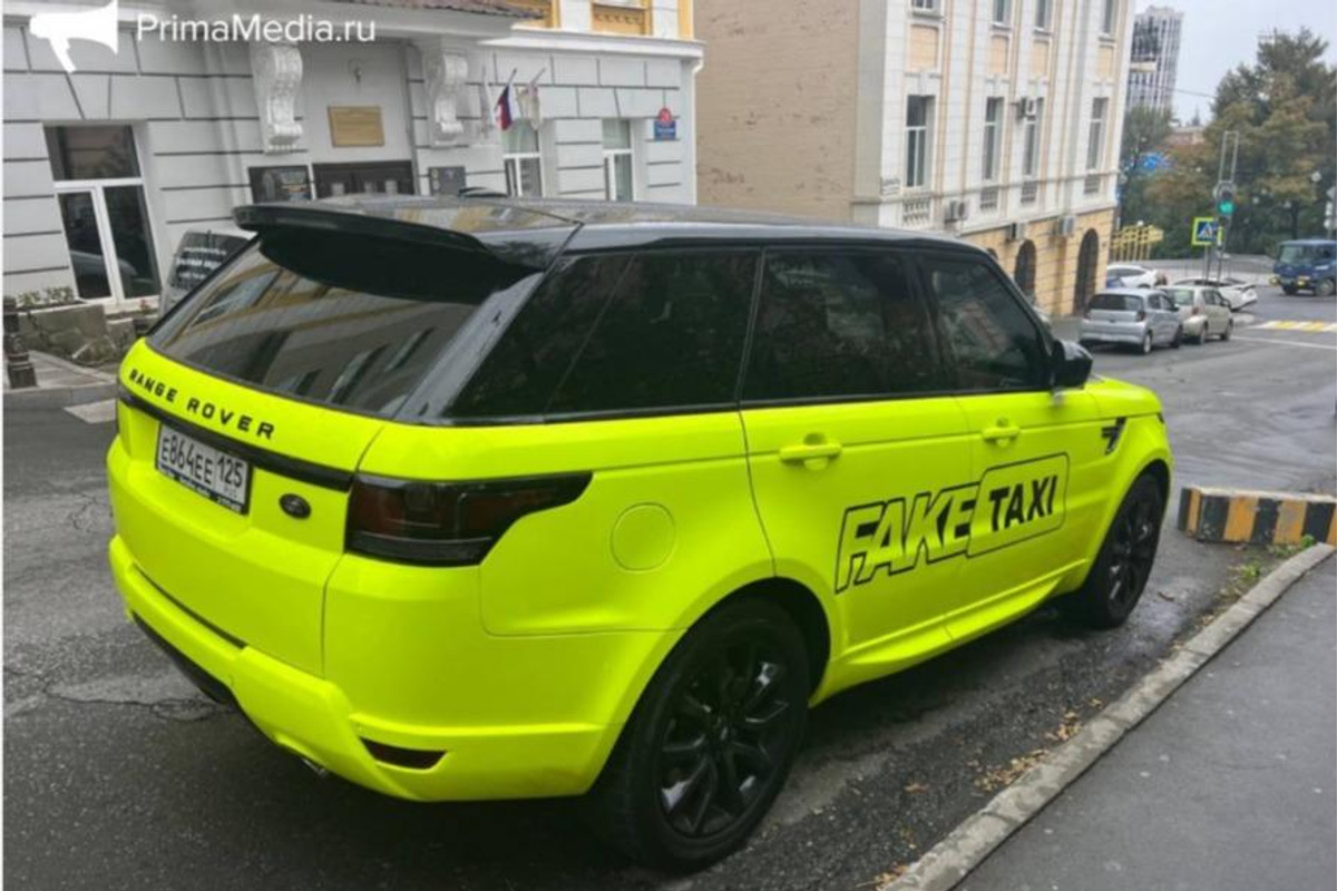 Салатовый Range Rover с надписью Fake Taxi во Владивостоке оказался  ненастоящим - 12 октября 2023 - ВЛАДИВОСТОК1.ру