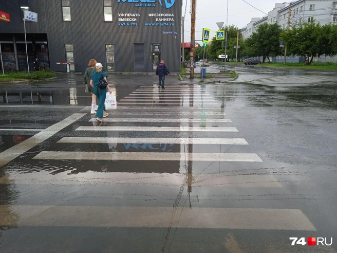 Почему-то глубже всего лужа именно на «зебре» | Источник: читатель 74.RU