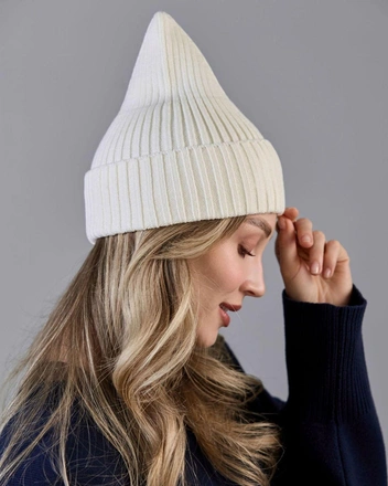 Такая модель шапки визуально вытягивает лицо (подходит для круглолицых девушек) | Источник: ru.pinterest.com