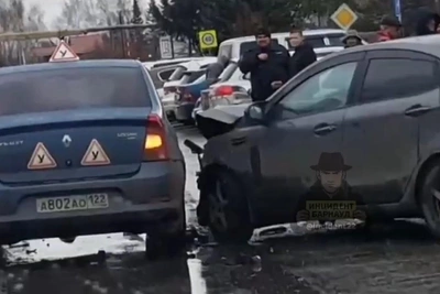 В Тальменке Kia Rio протаранил пять машин