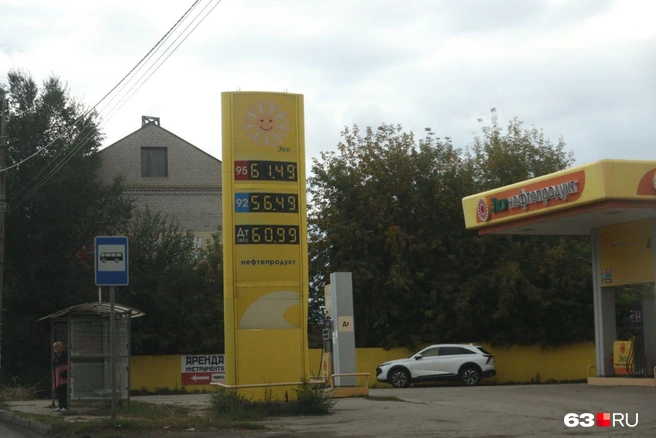 На некоторых заправках цены ещё не перевалили за 60 рублей | Источник: Роман Данилкин / 63.RU 