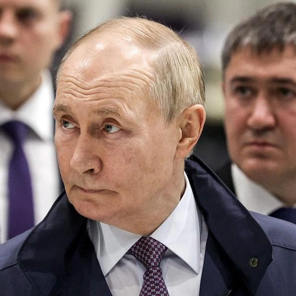 Президента сопровождал Дмитрий Махонин | Источник: kremlin.ru