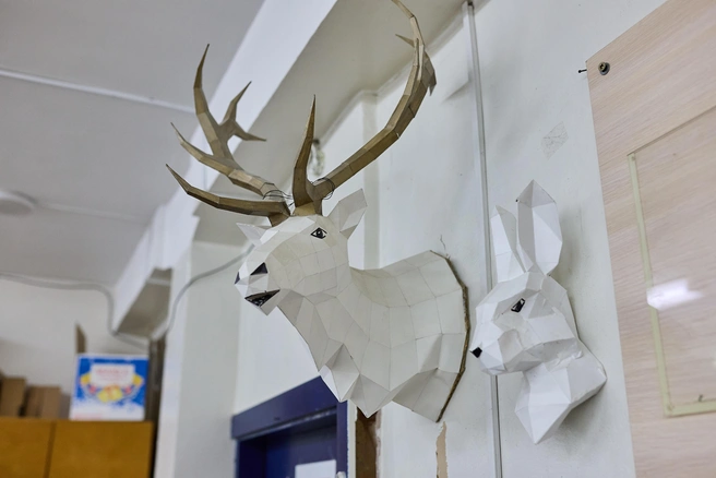 Бумажных моделей в кабинете, кажется, больше всего | Источник: Александр Ощепков / NGS.RU