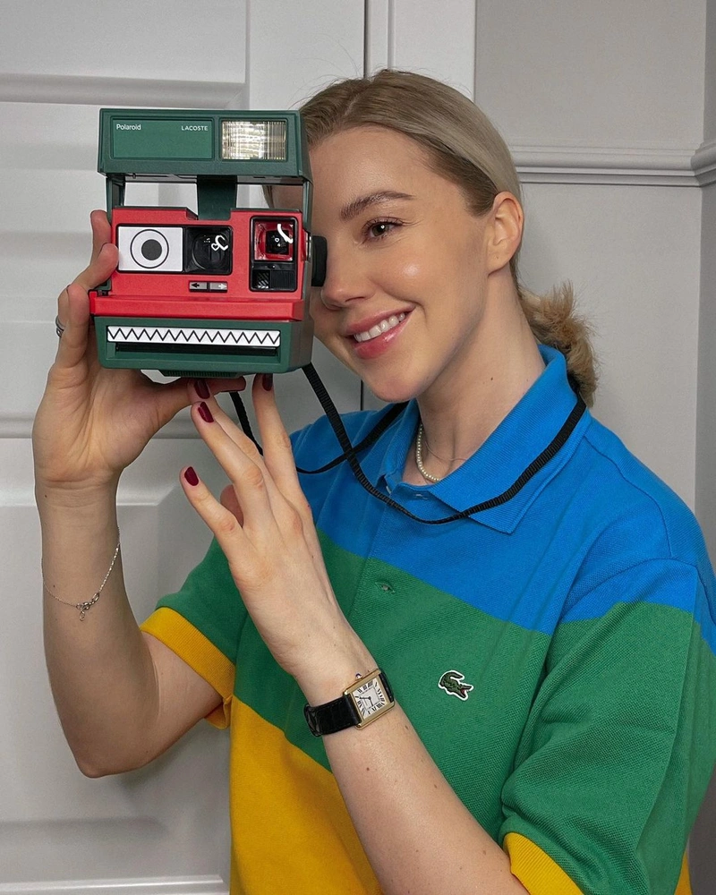 Яркая коллаборация Lacoste и Polaroid | Источник: @yulianna_karaulova