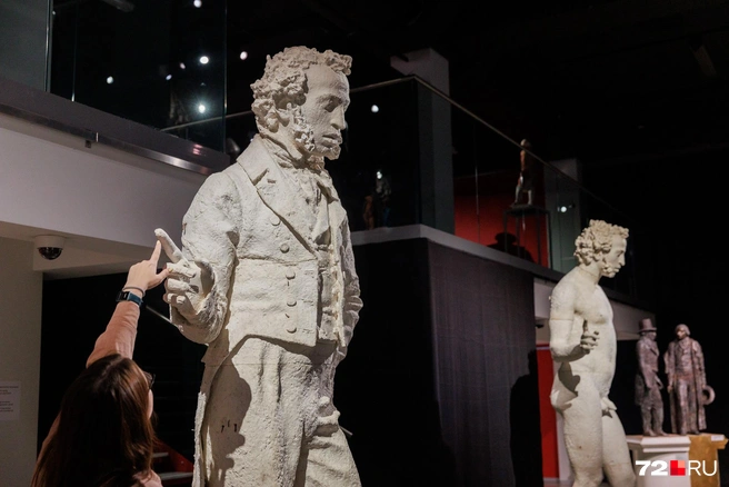 Одетый и обнаженный Пушкины Леонида Баранова | Источник: Ирина Шарова / 72.RU