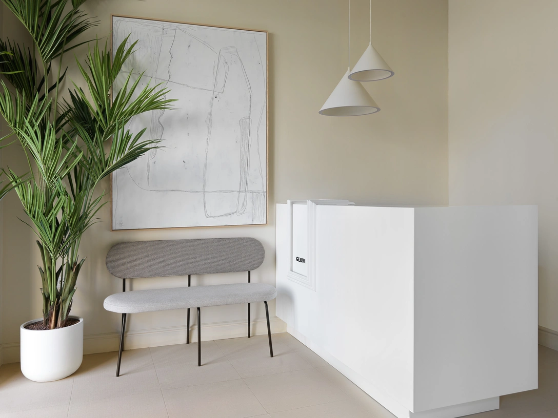 Скамья и картина, HK Living. | Источник: Сергей Красюк