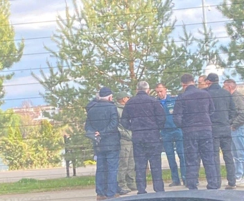 На аллею 21 апреля приехали представители администрации и разных ведомств | Источник: 93.RU