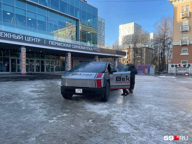 Tesla поставили у «Кристалла» | Источник: Екатерина Вохмянина / 59.RU