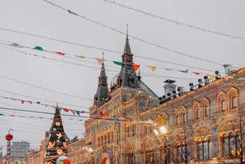 Осень отменяется? Зачем города уже сейчас украшают к Новому году и почему это может быть вредно для психики