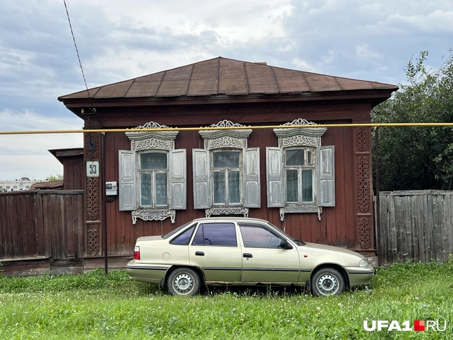 В Уфе за такую парковку уже бы давно штраф выписали | Источник: Андрей Бирюков / UFA1.RU