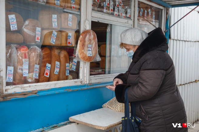 Цена на хлеб, в зависимости от состава и производителя, варьируется от 30 до 100 рублей | Источник: Алексей Волхонский / V1.RU