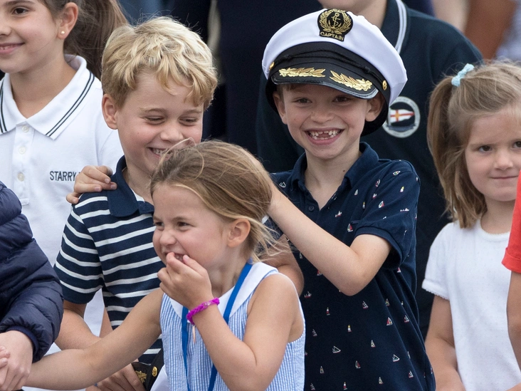 Август 2019 года: на королевской регате Джордж и Шарлотта не скучали, а весело проводили время с друзьями