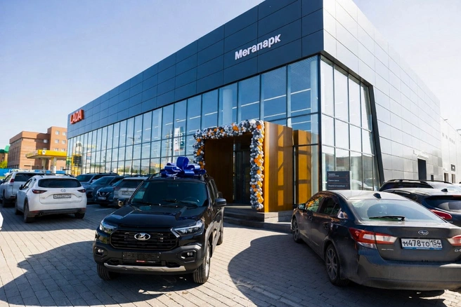 Первый проданный автомобиль LADA Niva Travel в «МЕГАПАРК», официальный дилер LADA в Новосибирске | Источник: ООО «МЕГАПАРК», официальный дилер LADA
