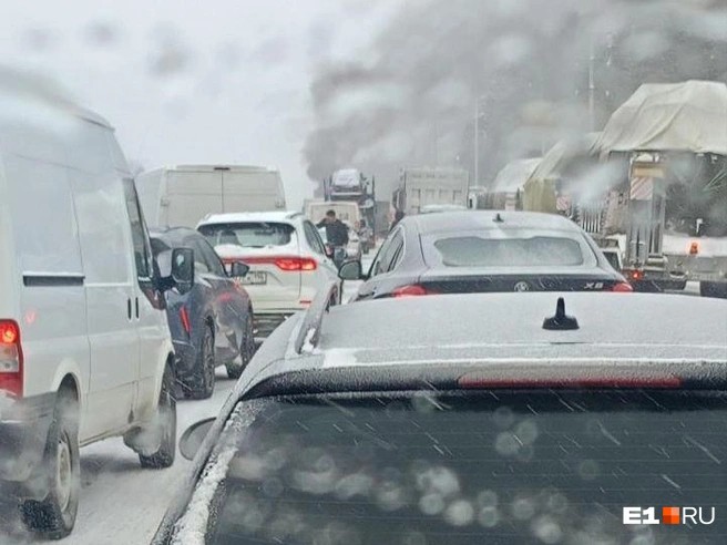 На трассе вспыхнул автомобиль | Источник: читатель E1.RU