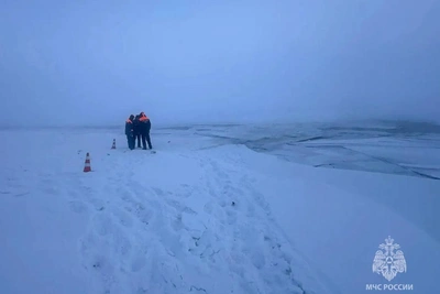 В Якутске восемь человек провалились под лед, среди них ребенок