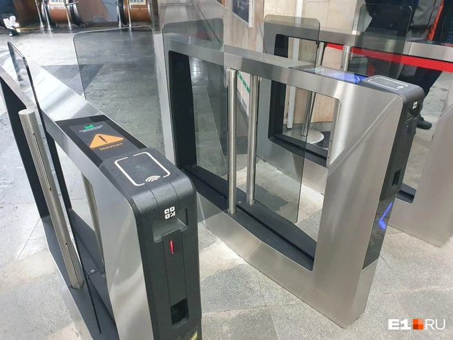 В 2023-24 годах в метро заменили обновили все турникеты | Источник: Роман Марьяненко / E1.RU