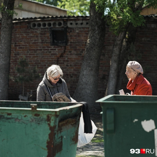 Некоторые пришли сюда, чтобы найти какие-то подходящие вещи среди того, что выкинули | Источник: Дарья Паращенко / 93.RU