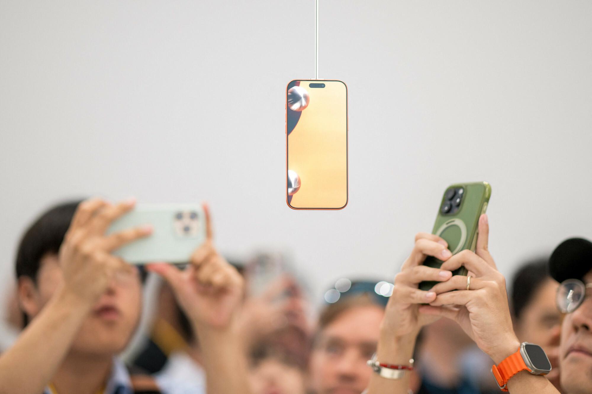 «У вас челюсть отвиснет»: Apple представила новые iPhone, часы и наушники с переводчиком