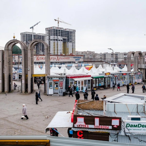 Фото сделано несколько лет назад: высотки в виде букв «П» на заднем плане еще строят, а на площади перед рынком множество киосков | Источник: Тимофей Калмаков / 59.RU